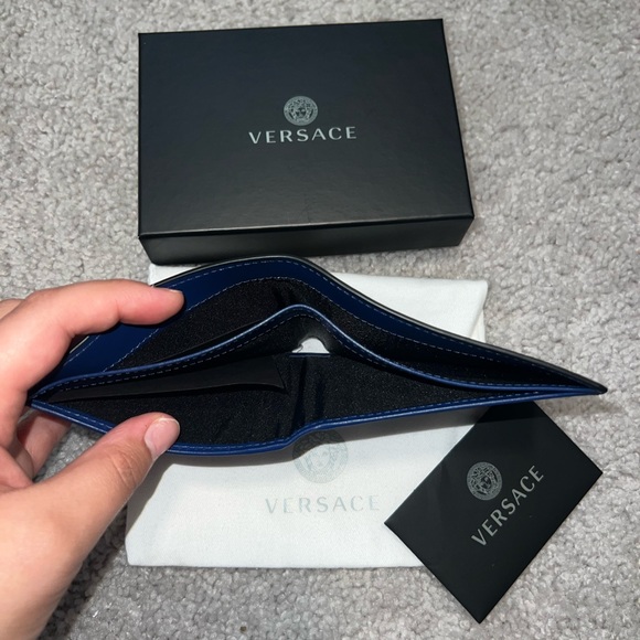 Versace Bifold Wallet Calf Leather! - Picture 4 of 4